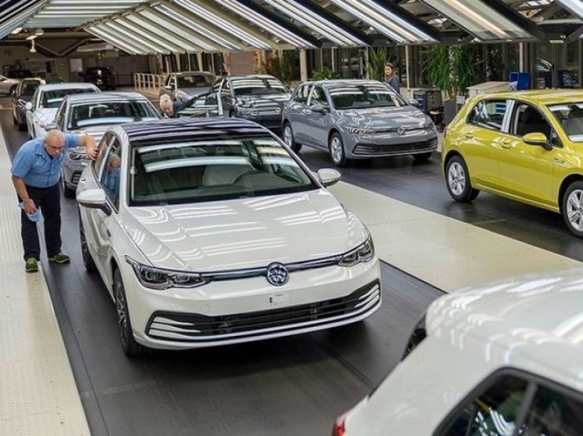 Volkswagen në Gjermani nuk po arrin të përmbush kërkesat e klientëve për veturën hibride Golf
