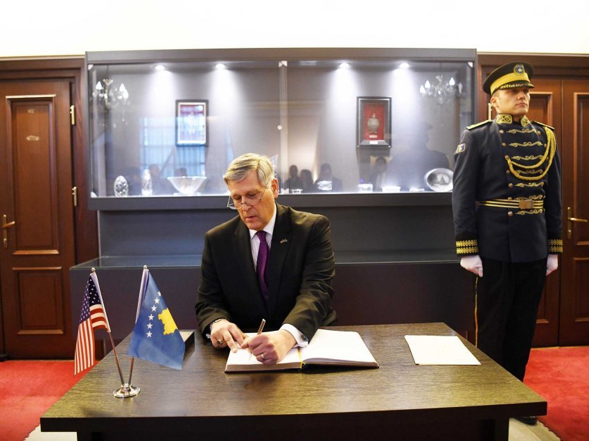 Ambasada amerikane në Kosovë u ankua për kushtet në Prishtinë, jep sqarime Kosnett