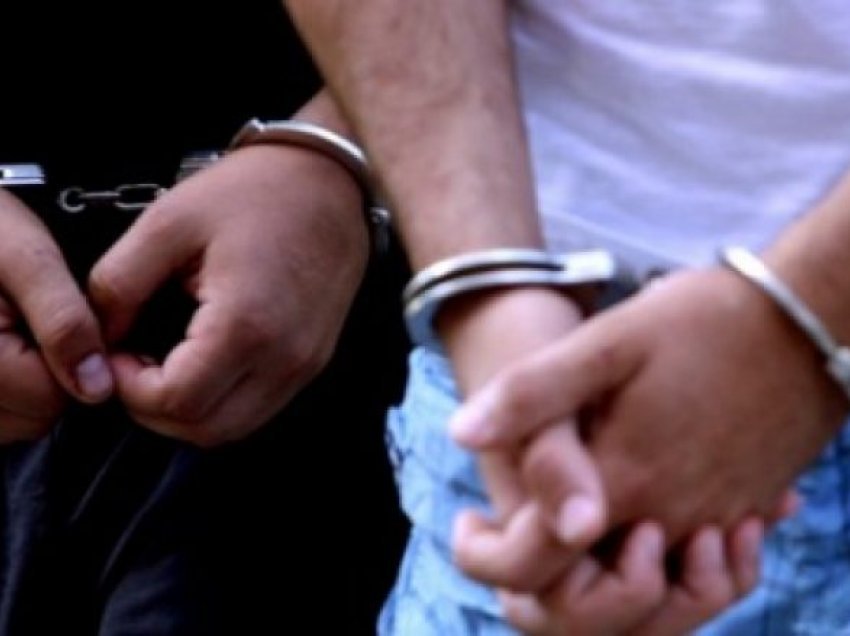 Policia e Pejës arreston tre persona të përfshirë në veprimtari penale, njëri për rrëmbim në Istog