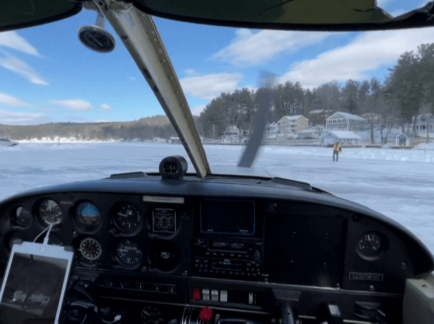 Avionët ulen mbi liqenin e akullt