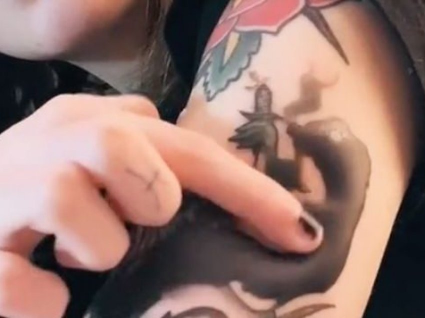 Artistja e tatuazheve tregon se si ngjyra i është mbledhur nën lëkurë duke krijuar një qeskë