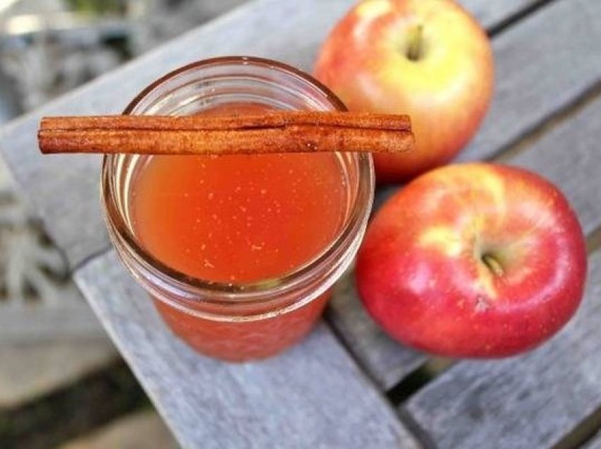 Qetësoni djegiet e stomakut me këtë pije me bazë mollësh
