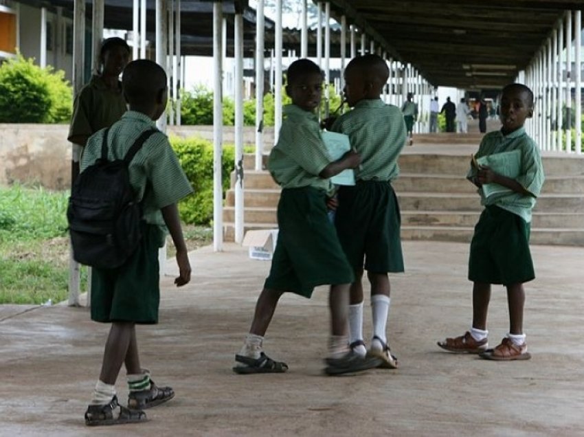 Nigeri, ushtria mobilizohet për të shpëtuar 317 vajza të rrëmbyera në një shkollë 