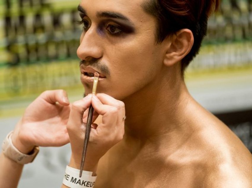 Gjithnjë e më shumë meshkujt po përdorin makeup; Pse po ndodh kjo gjë?