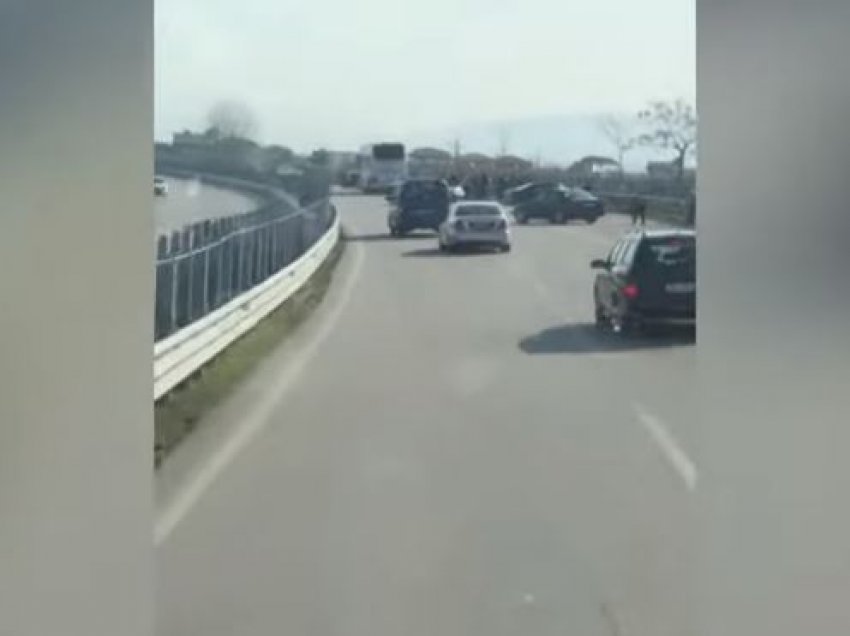 Aksident në autostradën Vlorë-Levan, makina ndahet në dysh