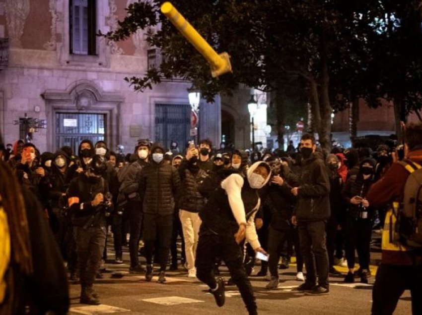 Policia në Barcelonë arreston dhjetëra protestues të cilët po kërkojnë lirimin e reperit Pablo Hasel