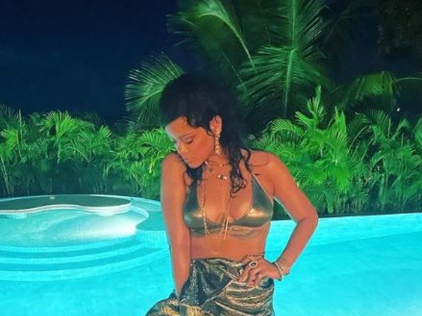 Rihanna ndan fotografi atraktive nga pushimet me të dashurin