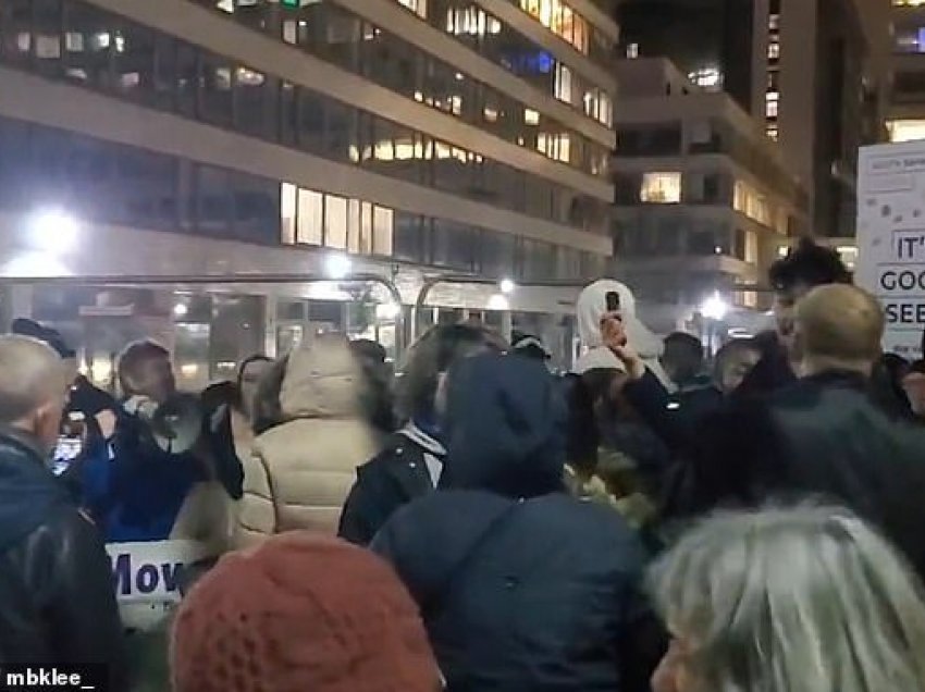 Protestuesit pa maska këndojnë “Covid është mashtrim” jashtë spitalit natën e vitit të ri