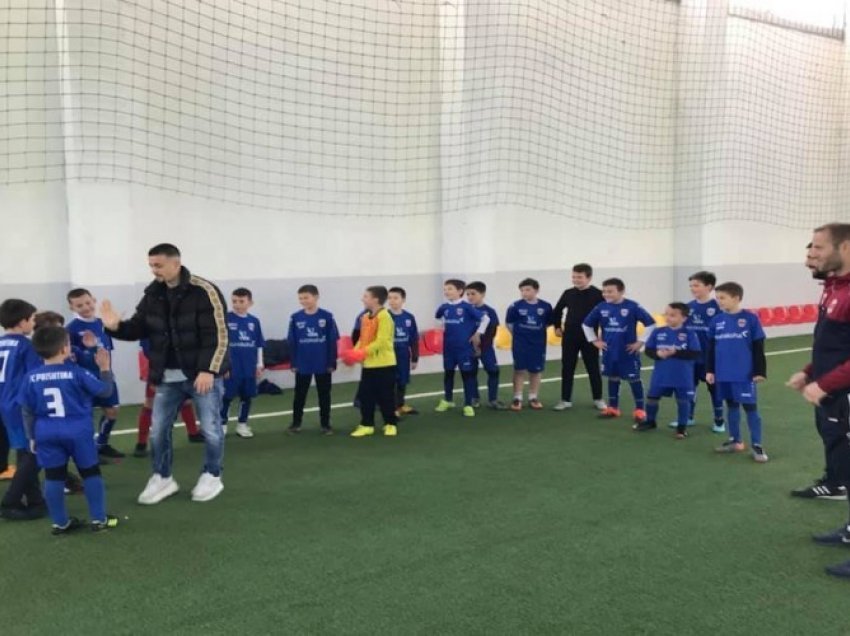 Zhegrova vizitoi Shkollën e futbollit Prishtina