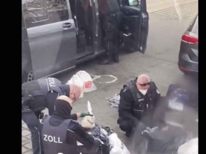 Policia gjermane kontrollon autobusin me mërgimtarë nga Kosova, habiten çka iu gjejnë në thasë