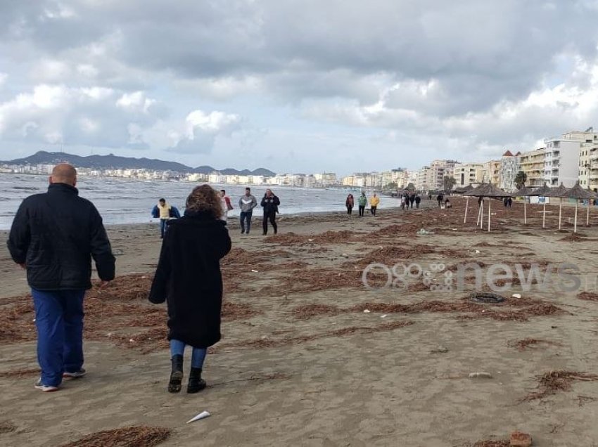 Plazhi i Durrësit “pushtohet” nga mbetjet e lumenjve