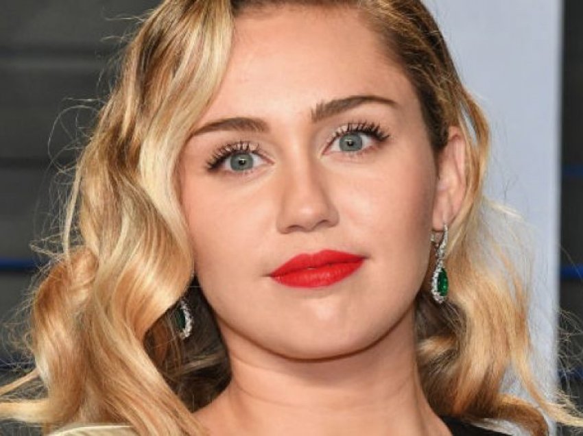 Miley Cyrus thotë se e dekoron shtëpinë me ‘lodra seksi’