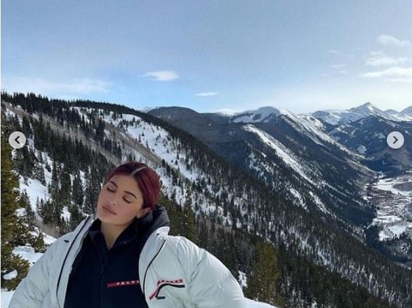 Larg zhveshjes dhe plazhit, motrat e Kim Kardashian shijojnë borën