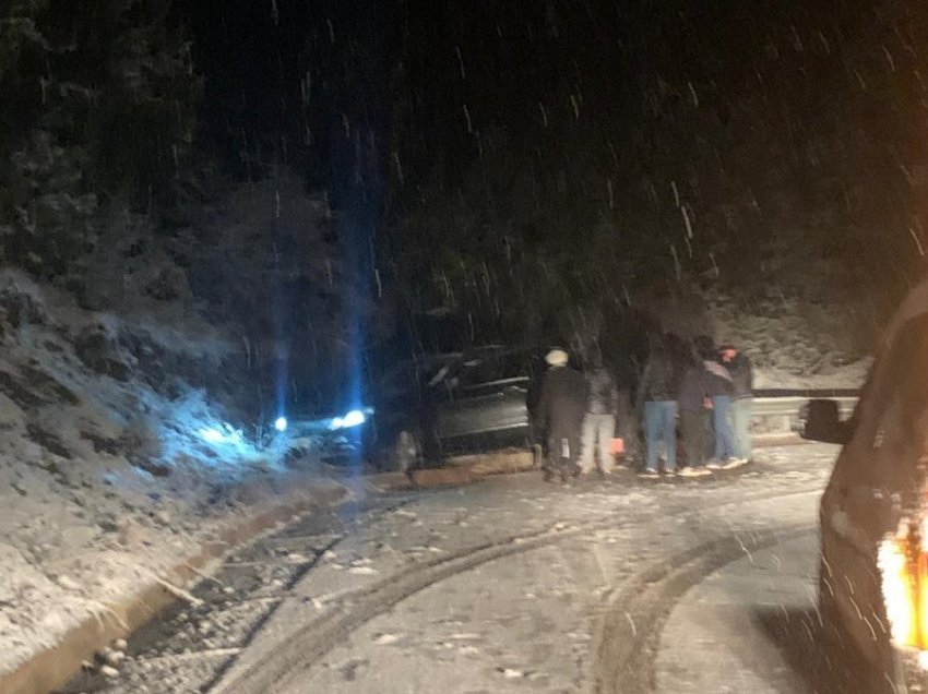 Makina rrëshqet si pasojë e dëborës në rrugën e Voskopjës