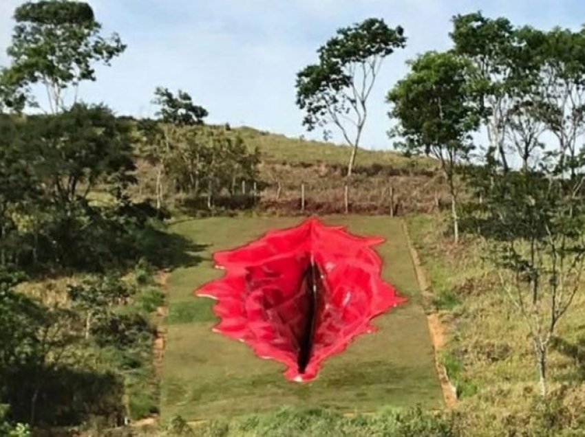 Brazilianët të ofenduar nga skulptura 33 metra e gjatë e një vagjine të punuar në anë të kodrës
