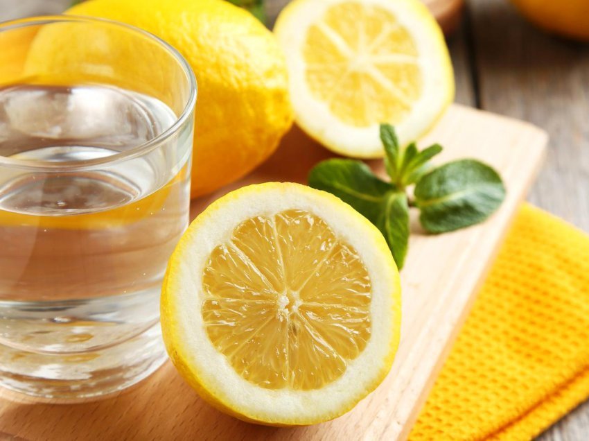 Uji i ngrohtë me limon në mëngjes për një shëndet më të mirë