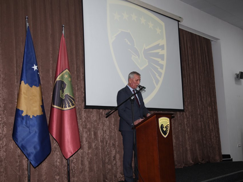 Kryeministri dhe Ministri i Mbrojtjes para oficerëve, nënoficerëve dhe ushtarëve të Kosovës