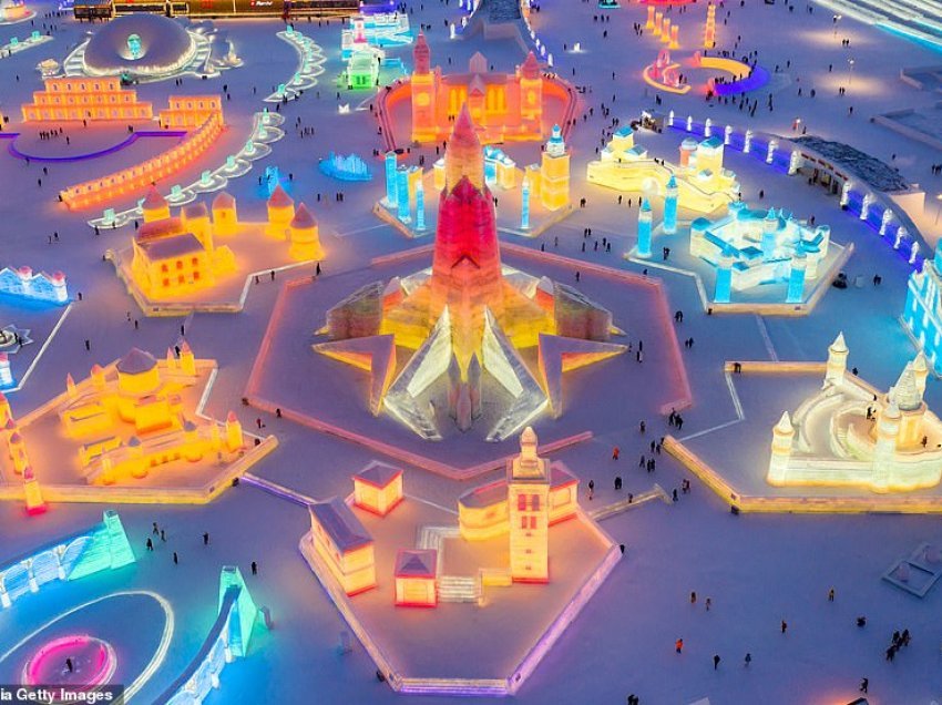 Mbretëria e akullit – Kina hap festivalin dimërorë të skulpturave të akullit dhe dritave