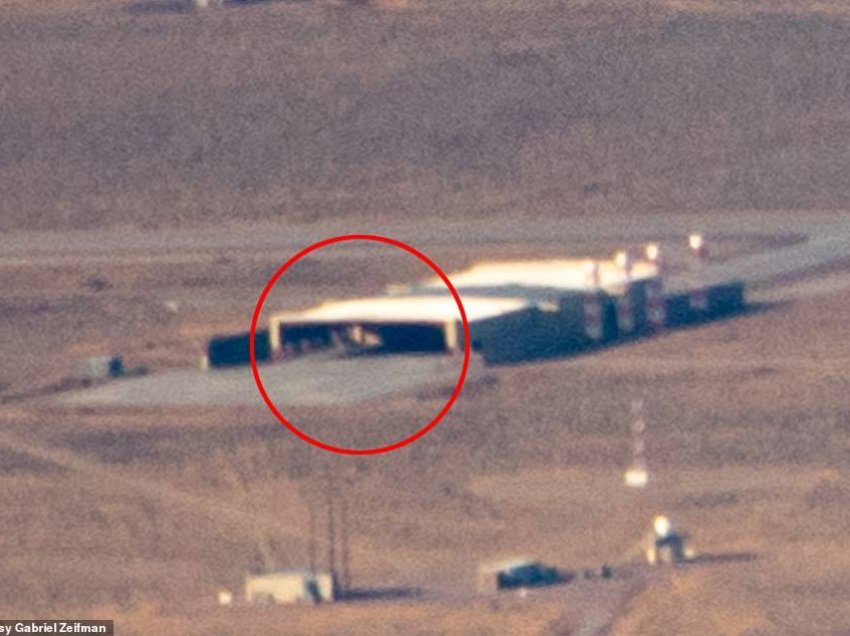 Një objekt misterioz në formë trekëndëshi është parë në një prej hangarëve të Area 51