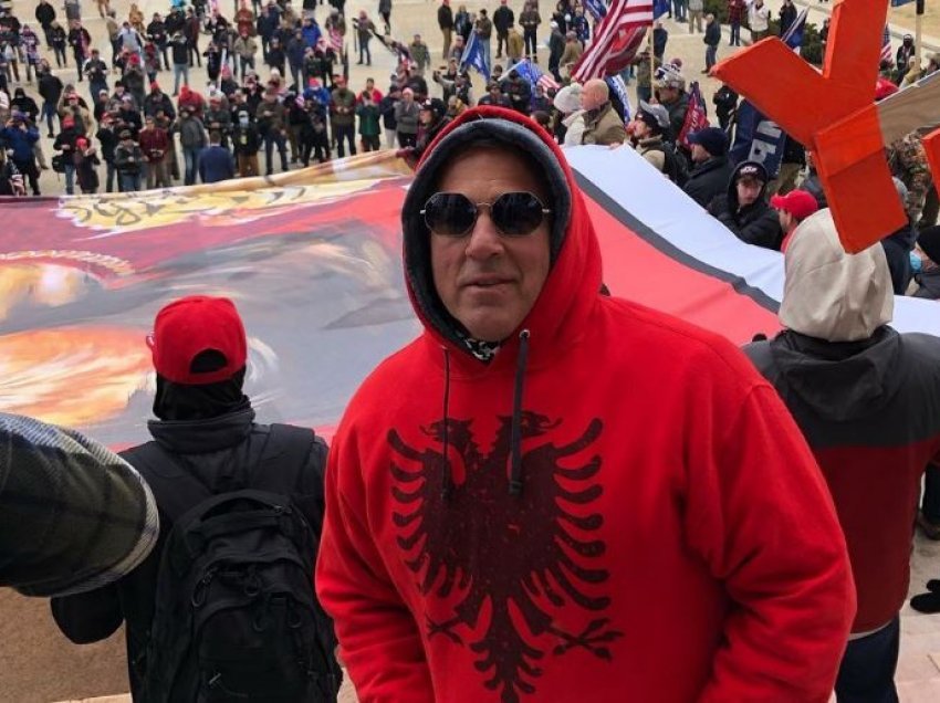 Shqiptari që udhëhoqi protestën pro Trump, me shqiponjën në gjoks i prin turmës