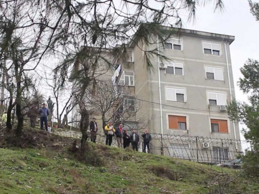 Gjirokastër/ Rikthehet rreziku i rrëshqitjes tek pallati në lagjen “Punëtori”, pas reshjeve rruga çahet me 10 cm…