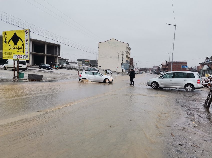 Rëndohet gjendja në Malishevë, rrugët vërshohen nga uji pas reshjeve të shumta të shiut