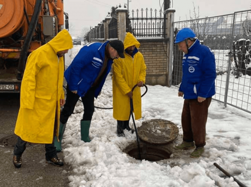 KRU “Gjakova” po punon në rregullimin e defekteve të shkaktuara si pasojë e reshjeve