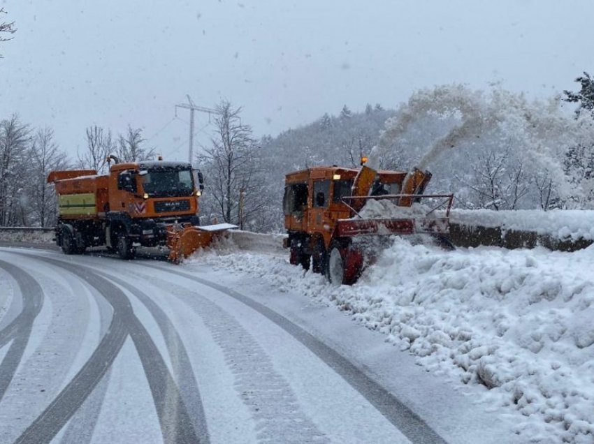Reshjet e shiut e borës vështirësojnë qarkullimin, MI tregon se a janë të kalueshme rrugët në Kosovë