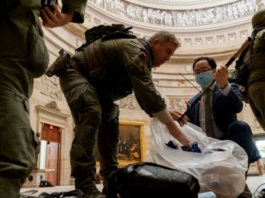 Kongresmeni ulet në gjunjë, pastron mbeturinat pas sulmit në godinë
