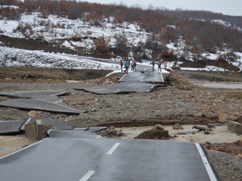 Pamje shokuese nga kjo komunë e Kosovës, vërshimet e bëjnë copë asfaltin