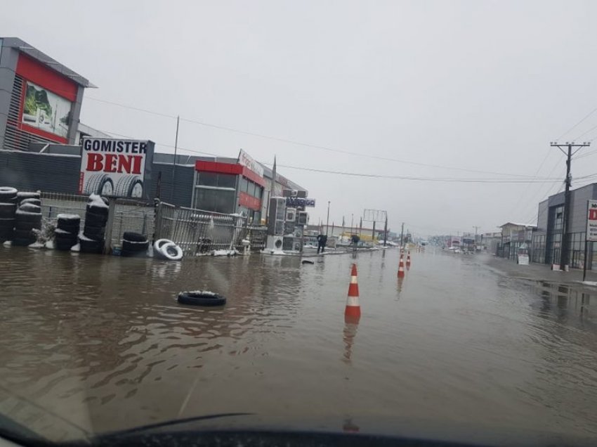 Reshjet e shiut, vërshohet magjistralja Ferizaj-Prishtinë
