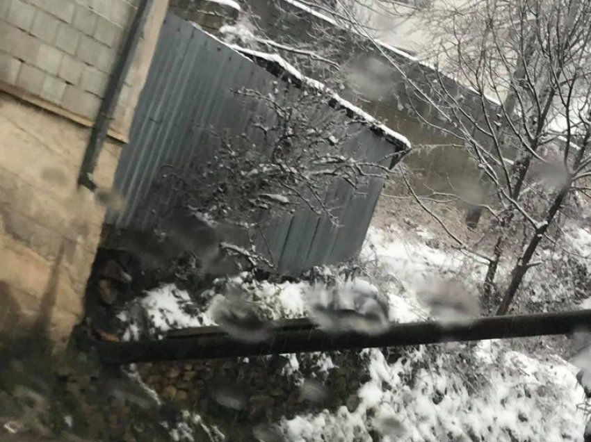 Në Brezne të Dragashit rrëzohet shtylla elektrike, rrezikohen qytetarët