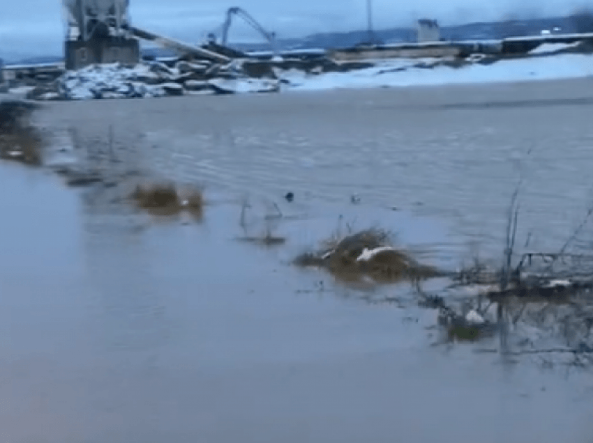 Disa magjistrale në Kosovë bllokohen nga të reshurat e shiut, njofton Ministria e Infrastrukturës