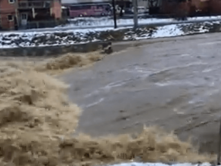 Reshjet e shiut bllokojnë rrugët regjionale Drenas-Obiliq-Prishtinë