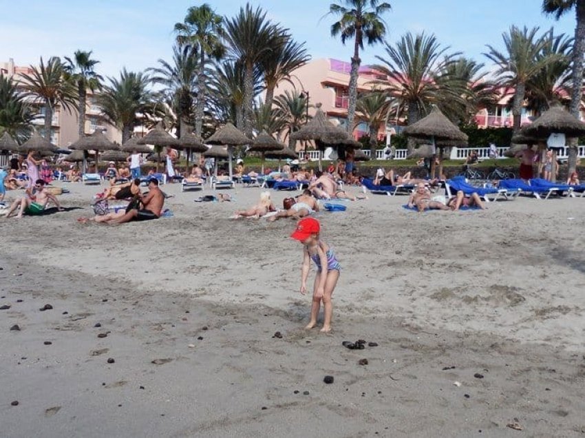 Greqia me temperatura të larta deri në 26 gradë celsius, grekët shijojnë plazhin, Spanja në acar 