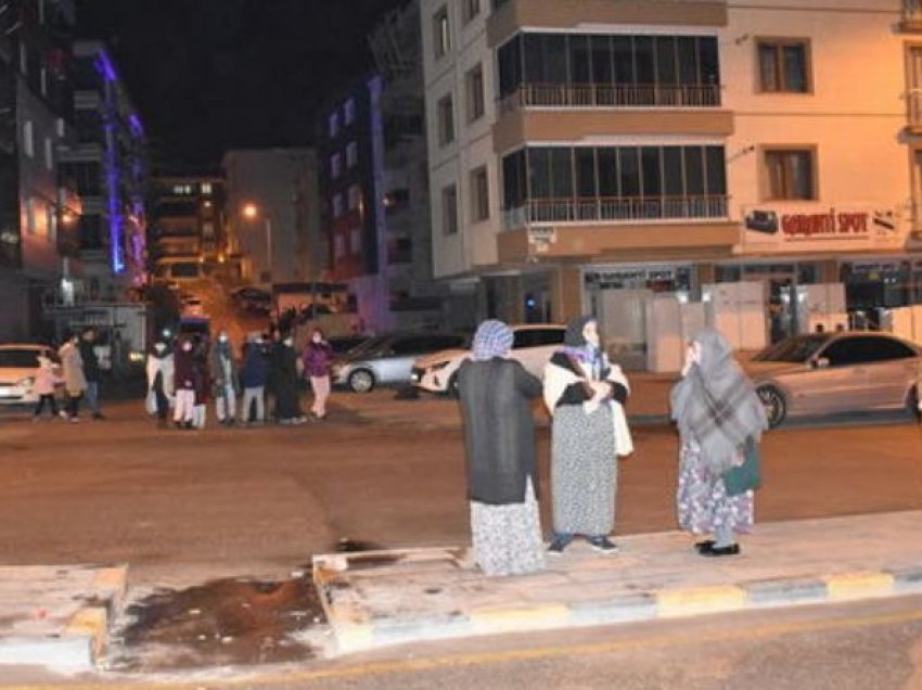 Panik në Turqi, tërmeti i fortë nxjerr njerëzit në rrugë