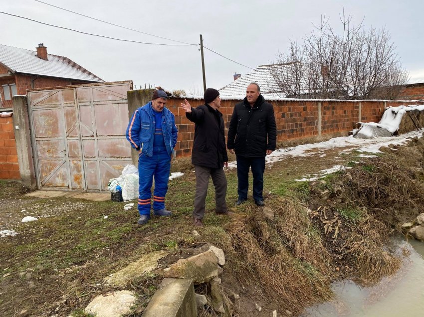Bulliqi vizitoi fshatrat Dumosh dhe Bellopojë, të përfshira nga vërshimet