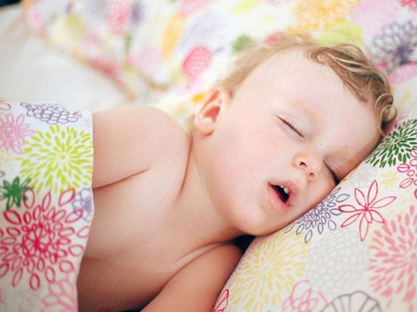 Mos e lejoni fëmijën të fle me gojë hapur! Kjo e rrezikon seriozisht shëndetin e tyre