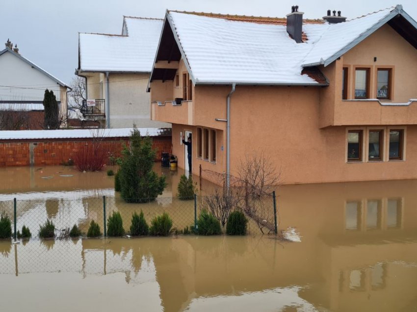 Banorët e Vushtrrisë evakuohen për shkak të vërshimeve