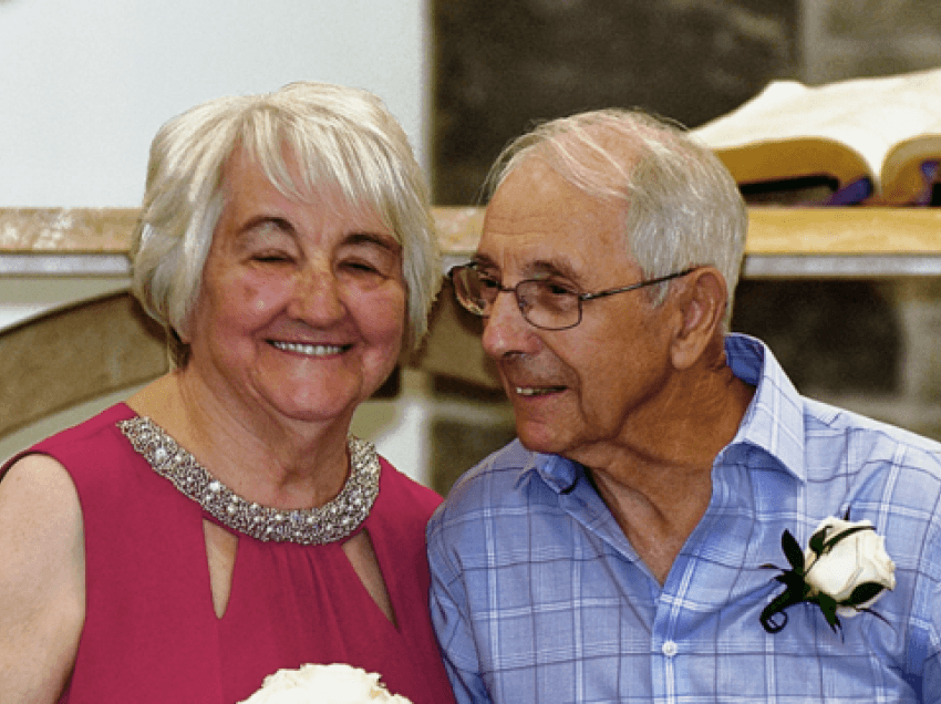 Të dashuruar që nga shkolla e mesme, historia e çiftit që u bashkua pas 70 vitesh