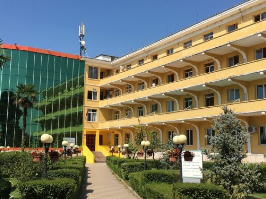 Ministria e Shëndetësisë reagon pas një denoncimi duke i kërkuar spitalit “Shefqet Ndroqi” dënimin e sanitares