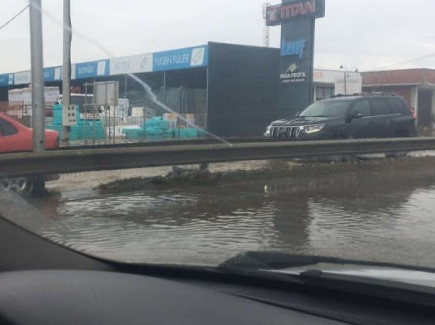 Vërshimet, bllokohet rruga Sllatinë-Vragoli