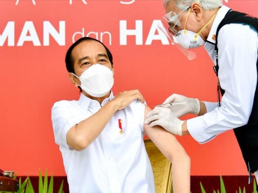Presidenti indonezian mori dozën e parë të vaksinës COVID-19