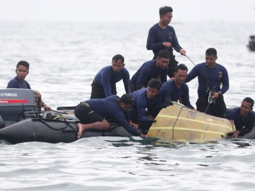 Pesë ditë kërkime për avionin e rrëzuar në Indonezi, gjenden disa nga pasagjerët