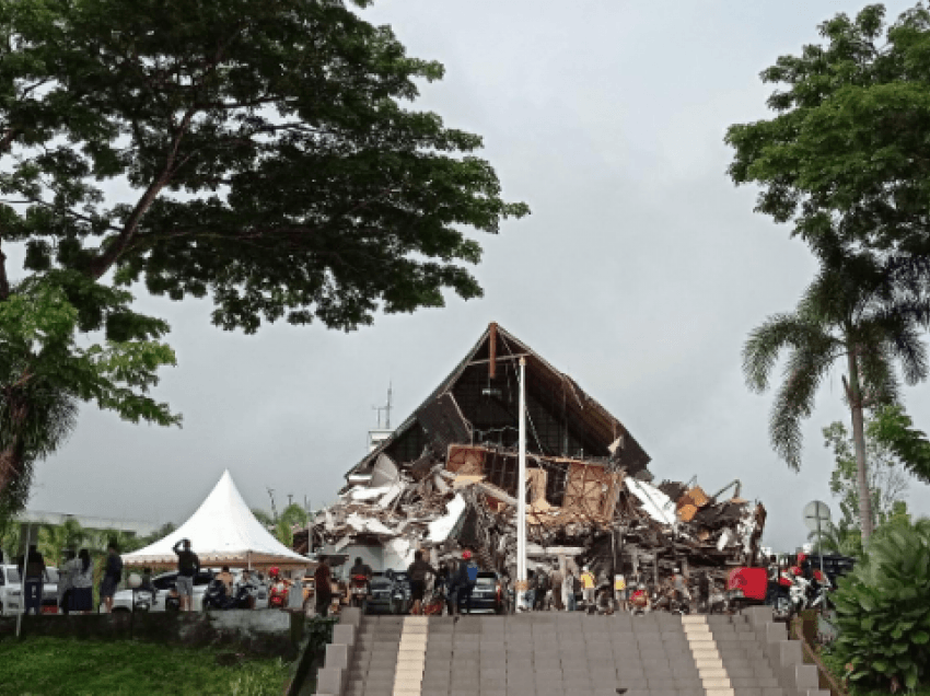 Së paku 35 të vdekur nga tërmet i fuqishëm në Indonezi