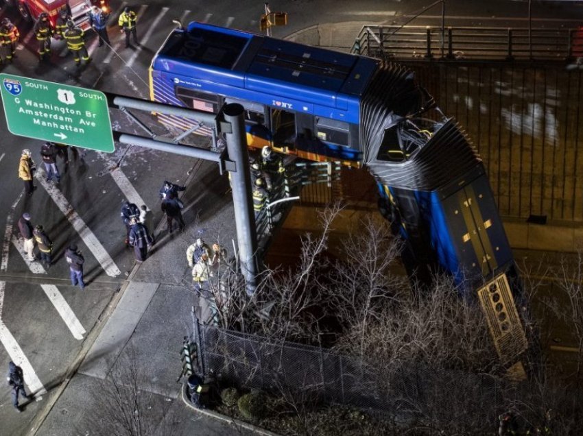 Aksidenti në New York: Autobusi mbetet i varur në mbikalim