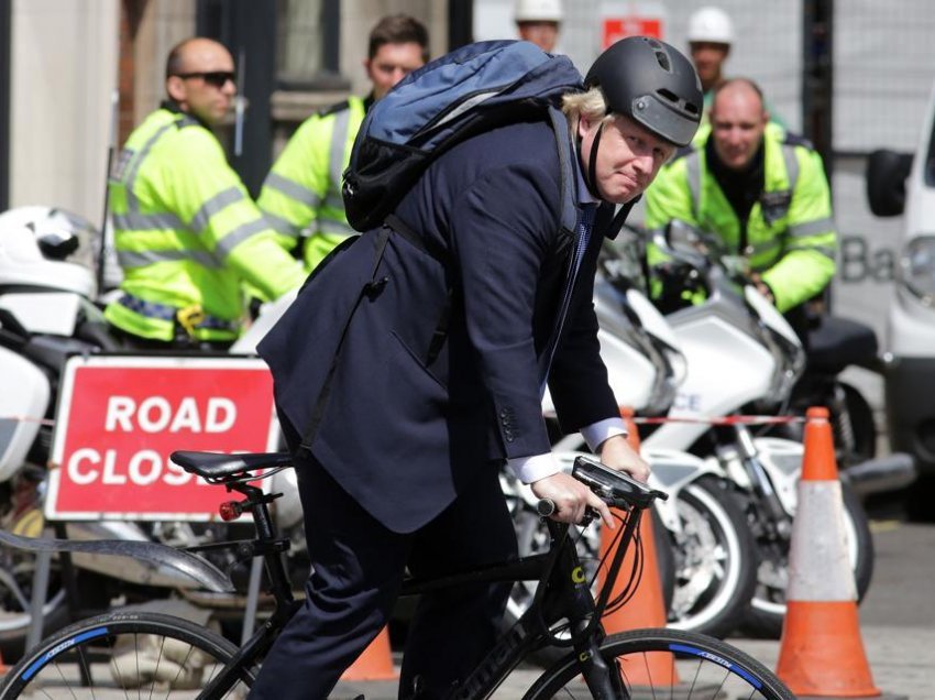 Polemika në Angli, Boris Johnson mbi biçikletë me vendin në izolim!