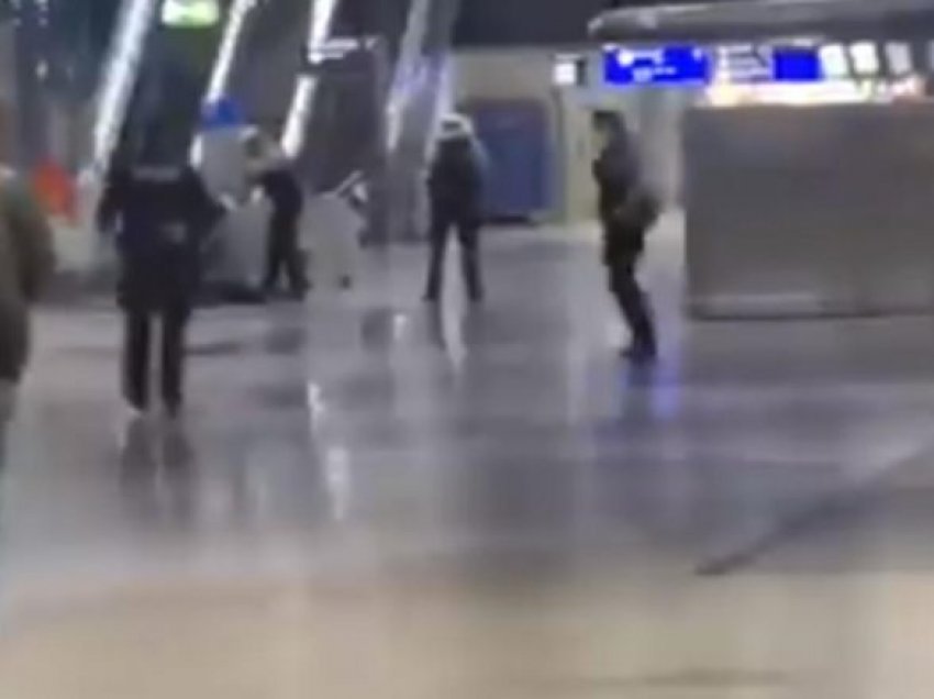 Pas kërcënimit me armë, evakuohet aeroporti i Frankfurtit – policia rrethon një burrë të shtrirë në tokë