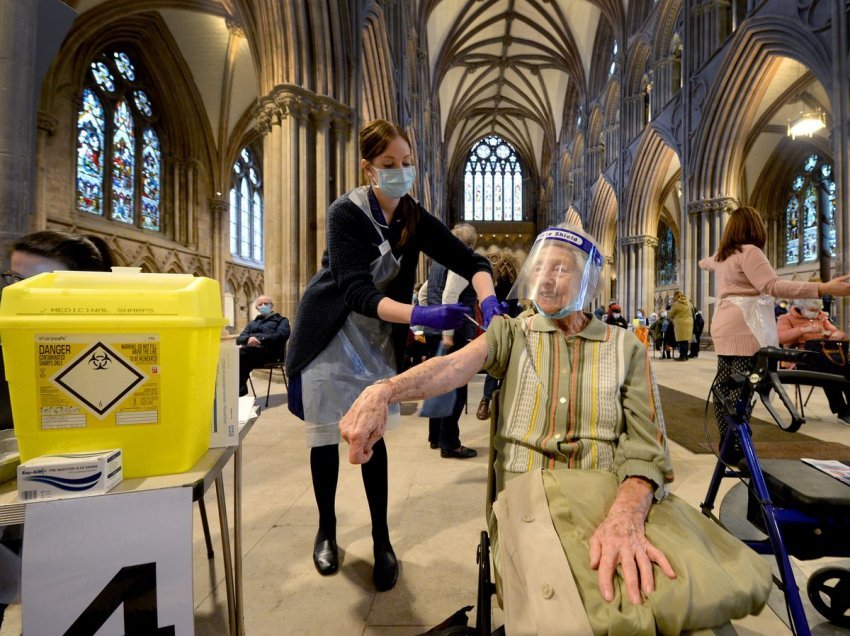Angli, katedralet në qendra vaksinimi, objektet e kultit u vijnë në ndihmë stafeve mjekësore