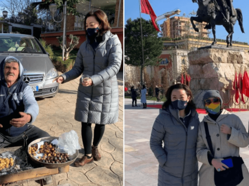 Yuri Kim dhe ambasadorja suedeze pozojnë para statujës së Skënderbeut, blejnë gështenja te Liqeni